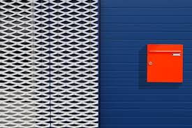 Étagère murale en sapin et métal. Utilisation De Metal Deploye Pour Solutions Architecturales