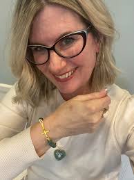 Pearl bracelet with encouraging word detail