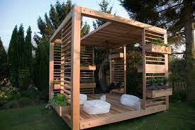 Voici 7 Abris Qui Prouvent Que L Abris De Jardin Est Toujour Pergola Backyard Gazebo Backyard