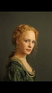 her beautiful hair says almost as much as her fierce eyes historische frisuren haar styling renaissance frisuren