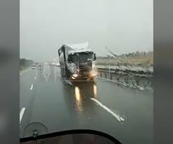 Bu 51,7 km'lik (32,1 mil) çift taşıt yolu. Cops Nab Lorry Driver For Driving Against Traffic On Skve