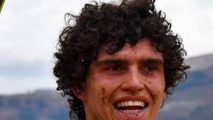 El piloto de motocross, alberto wey zapata, quien hace un tiempo perdió un brazo en un trágico accidente, logró recuperarse y retornó a las pistas, pero lamentablemente fue embestido por dos colegas durante una competencia y falleció. Jq Dxt3t0bhjlm