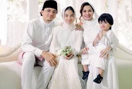 Sebelumnya beberapa spekulasi mengarah ke sana seiring dengan dihapusnya foto pernikahan mereka cukup mengejutkan publik indonesia. Istri Baru Engku Emran Mantan Suami Laudya Cynthia Bella Buka Suara Terkait Pernikahannya Tabloidbintang Com