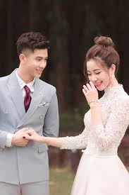 Hình ảnh ghi lại, trong khi văn đức vẫn diện trang phục giản dị thì cô dâu của anh gây thương nhớ với nhan sắc cực xinh đẹp. Vá»£ Phan VÄƒn Ä'á»©c Tung Loáº¡t áº£nh CÆ°á»›i Khoe Nhan Sáº¯c Chuáº©n Ä'áº¡i Má»¹ Nhan