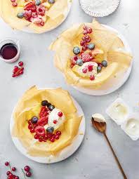 Croustillant De Fruits Rouges Petit Suisse Et Sirop De Mure En 2020 Christmas Pudding Sirop De Mures Fruits