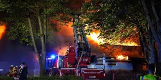 Zentraler ort für ausrüstung und fahrzeuge ist die feuerwache bzw. Meterhohe Flammen Feuer Zerstort Turnhalle Von Schule Grosseinsatz Im Norden Mopo