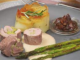 Aber mit ein paar tipps von uns findest du mit sicherheit dein romantisches rezept für das date: Das Perfekte Dinner Rezepte Filet Vom Angler Sattelschwein Kartoffelrose Gruner Spargel Und Baconkonfiture