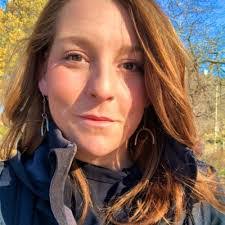 Ashley Willis's Instagram, Twitter & Facebook