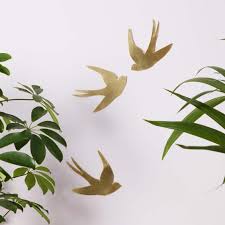 Diminutif de l'ancien français aronde, du latin hirundo. Hirondelle En Laiton 19 50 Le Petit Florilege Mur Floral Hirondelle