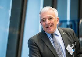 Putini stiu faptul ca mugur isarescu a fost mentinut pe aceasta pozitie la presiunile unor organisme financiare mondiale, care au amenintat ca îsi retrag împ. Romania S Isarescu Has Party Backing For New Central Bank Term Bloomberg