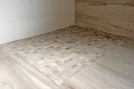 Lustig badezimmer fliesen #badfliesen holzoptik grau. Barrierefreies Bad In Moderner Holzoptik Fliesenleger Goppingen Eislingen Esslingen Bad Bader