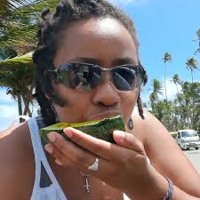 That same night she had all her babies and couldn't stop hugging them 💕  Poppy's rescuers @gatorsnuggles and Carly told us about rescuing her from  the street when she was pregnant, and