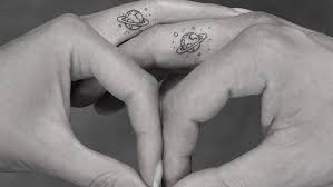 Für studiogast vanessa mai hat faisal ein ganz besonderes spiel am start: Stefanie Giesinger Neues Partner Tattoo Lasst Fans Ratseln Was Soll Das Sein