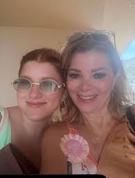 Feliz cumpleaños a mi por siempre niña, aunque ahora sea toda una mujer,  esposa, profesionista, siempre extrañaré a mi compañera, de todo, que  cuando se puede lo volvemos a ser, con quien