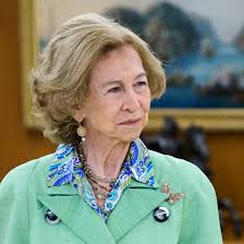 La reina Sofía reaparece radiante con la chaqueta primaveral que más estiliza la silueta y enamorará a las mujeres de más de 70 años