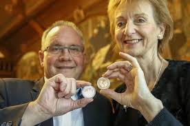 Stückpreise 49 und 899 Euro: Königserhebung Heinrich I. vor 1.100 Jahren in  Quedlinburg: Medaillen in Silber und Gold erinnern an Ereignis