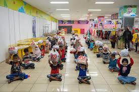 Adapun ke 25 anak yatim tersebut terdiri dari 15 orang anak yatim perempuan dan 10 orang anak yatim laki laki. Berbagi Kebahagiaan Ika Ptk Belanja Baju Lebaran Bareng Anak Yatim Piatu Suaraindo Id