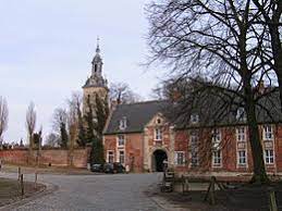 De camera glijdt langs muren en balustrades, schrijdt behoedzaam op trappen en brengt de paters norbertijnen in beeld die steevast in formaties bewegen. Abdij Van Park Wikipedia