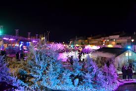 Si l'hiver a quitté quelque temps le département, le village de noël du barcarès en a profité pour finaliser les festivités, poser les derniers mais que serait ce village sans le père noël ? Un Village Enchante Au Barcares Une Catalane A Marseille