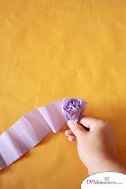 Spielerisch Rosen Basteln Mit Krepppapier Diy Bastelideen Fur Kinder Rosen Basteln Krepppapier Blumen Basteln