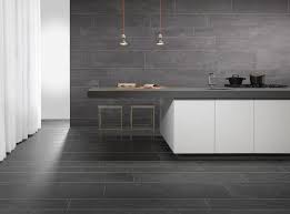keuken met grote tegels op vloer en wand door de tegels in je keuken door te laten lopen van de vloer op de wa flooring restroom renovation beautiful flooring