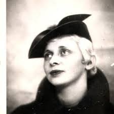 Elizabeth Vickers's Instagram, Twitter & Facebook