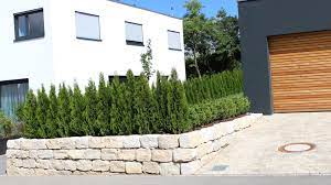 Gartenzaun mauer ideen mauer zaun kombination für mehr sichtschutz und stil im garten planen. Idyllischer Garten Mit Mauer Sichtschutz Und Zaun Von Rainer