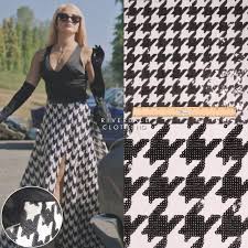 Black And White Houndstooth Skirt Veronica Lodge Wears A Custom Black And White Houndstooth Skirt Made By The Riverdale Costumes Department On R Riverdale Fashion Fashion Veronica Lodge Outfits