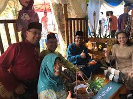 The making of a huge ketupat, an iconic symbol of eid festivity in malaysia, brunei, singapore, and indonesia. Webmaster Page 2 Pejabat Pengarah