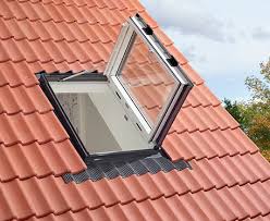 Con il nuovo lucernario a cupola monolitica f10 il lucernario classico si reinventa per adattarsi al. Finestre Velux Per La Linea Vita