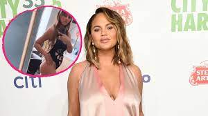 Chrissy teigen resurfaces on instagram amid courtney stodden bullying scandal. Chrissy Teigen Zeigt Ihr Babybauchlein Im Cut Out Badeanzug Promiflash De