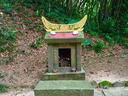 在民間，土地公也被視為財神與福神，因為中國民間相信「有土斯有財」， 因此土地公就被商家奉為守護神。據說他還能使五穀豐收， 因此，很多人就把土地公迎進家裡祭拜。 一般家庭的廳堂五神中必有供奉土地公，家中沒有供奉土地公的， 也在每月的初二、十六，在家門前. ç¶ è'‰æ–¹èˆŸgreen Ark å¹¸ç¦ä¿¡ä»° ç™¾å¹´å±±ä¼¯å…¬ åœŸåœ°å…¬ Facebook