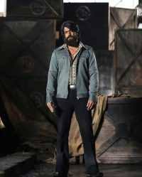 Kgf star yash is holidaying with his wife radhika pandit and their two kids in maldives. Yash Kgf Kolpaper Awesome Free Hd Wallpapers