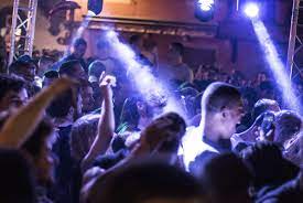 Du 17 mars au 16 juin 2020, du fait de la pandémie de coronavirus touchant la france, la maison de la radio ferme ses portes au public 13. Hier Soir Strasbourg A Bouge Son Boule Pour Celebrer L Ete