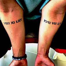 Tatuajes De La Fechas De Nacimiento De Los Padres De Mert Yenilmez En Numeros Romanos Situ Tatuajes Numeros Romanos Tatuajes Coincidentes Tatuajes Para Hombres