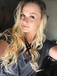 Make everyday a vacation with the NEW Summer Glow Collection! 🌊☀️ Which  GLOWING goodies are you setting the vacay vibes with? Pink Paradise 🩷,  Vacation Vibes 🧡 or Solar Shine 💛?​ 📸emilylulamay