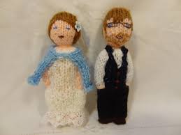 Un Couple De Maries En Poupees Tricotees Et Rembourrees A Votre Image Accessoires De Maison Par La Fabr Poupees Tricotees Poupee En Tricot Tricot Et Crochet
