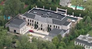 A square foot is equal to 144 square inches, or 0.0929 square meters. Drake Shares His 50 000 Square Foot Lego Mansion Live Haus