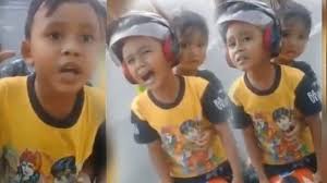 Antara Lucu Dan Kasihan Video Bocah Tk Naik Motor Ditilang Polisi Di Jalan Raya Lihat Ekspresinya Tribun Manado