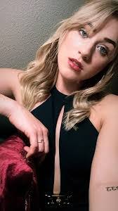 Ariel Hill's Instagram, Twitter & Facebook