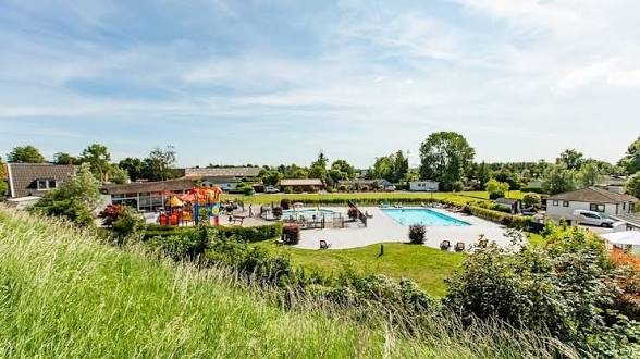 Faciliteiten op Parc de IJsselhoeve met zwembad en speelplek