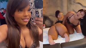 Mini Moça pelada brincando com amiga gostosa - VoucherPorno