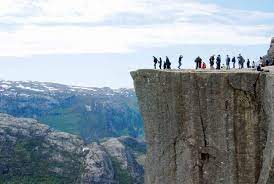 Die berge fallen auf beiden seiten steil in den fjord und so kann man sich gut vorstellen, dass es hier bis zu 500 m tief ist. Wanderung Auf Den Preikestolen 604 Meter Senkrecht In Die Tiefe Starren Looping Zusammen Die Welt Entdecken