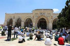 Bei vielen muslimen gilt sie als die drittwichtigste moschee des islam nach der. Palastinenser Besucher Aus Den Emiraten Schandeten Al Aqsa Moschee