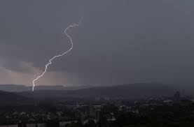 Schwere unwetter mit starkregen und hagel sind am mittwochabend über süddeutschland gezogen. Reutlingen Wohnhaus Nach Heftigem Gewitter Evakuiert Baden Wurttemberg Stuttgarter Zeitung