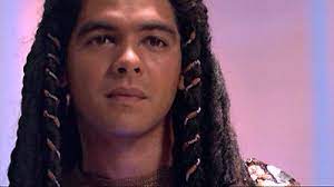 Giovane abitante di abydos, figlio di kasuf e fratello di sha're, è il capo del gruppo di giovani che si imbatte nella squadra capitanata dal colonnello jack o'neill. Richard Dean Anderson Website Stargate Sg 1 Lexicon Skaara