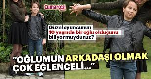 Balıkesir edremit'te yaşamakta olan memur bir ailenin ikinci çocuğu olarak dünyaya gelmiştir. Oyuncu Esra Ronabar Birlikte Oynayarak Ogreniyoruz Cumartesi Sabah Haberleri