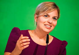 Kurz vor der landtagswahl in bayern liegen die grünen auf platz zwei, das grüne wunder bzw. Katharina Schulze Eine Geburtige Freiburgerin Fuhrt Die Grunen In Bayern Deutschland Badische Zeitung
