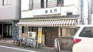 豚太郎（とんたろう）」（武蔵小山）はもつ焼きがおいしい老舗居酒屋。きし麺とラムネをごちそうしてもらいました／平和通りの歴史 -  肝臓公司（かんぞうこうし）