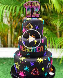 Aunque Solo Trabajamos Con Galletas Y Macarons Nos Encanta Complementar Las Tortas De Joascupcake Neon Birthday Cakes Glow Birthday Party Neon Birthday Party